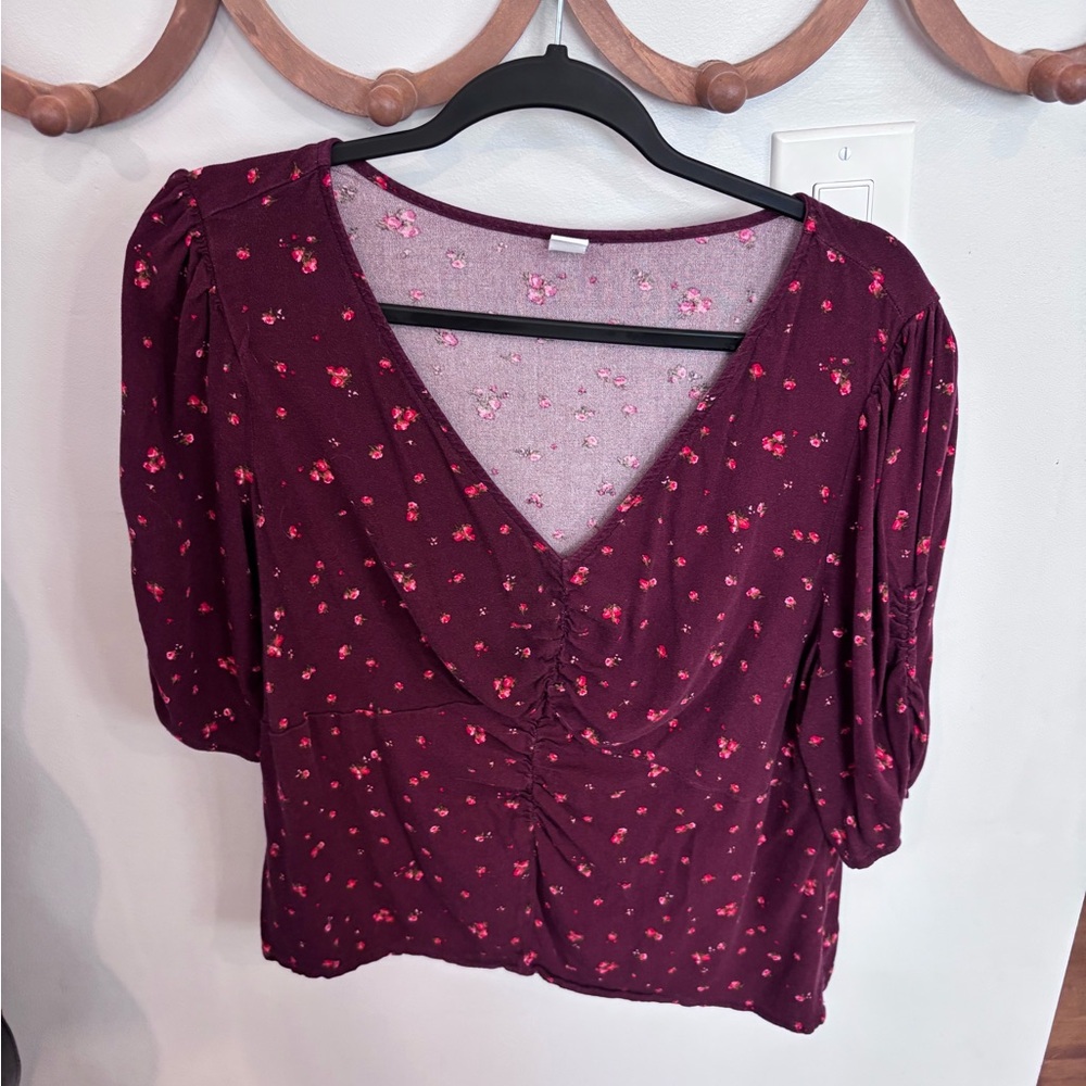 Old Navy Red and White Ruched 3/4 Sleeve Blouse
